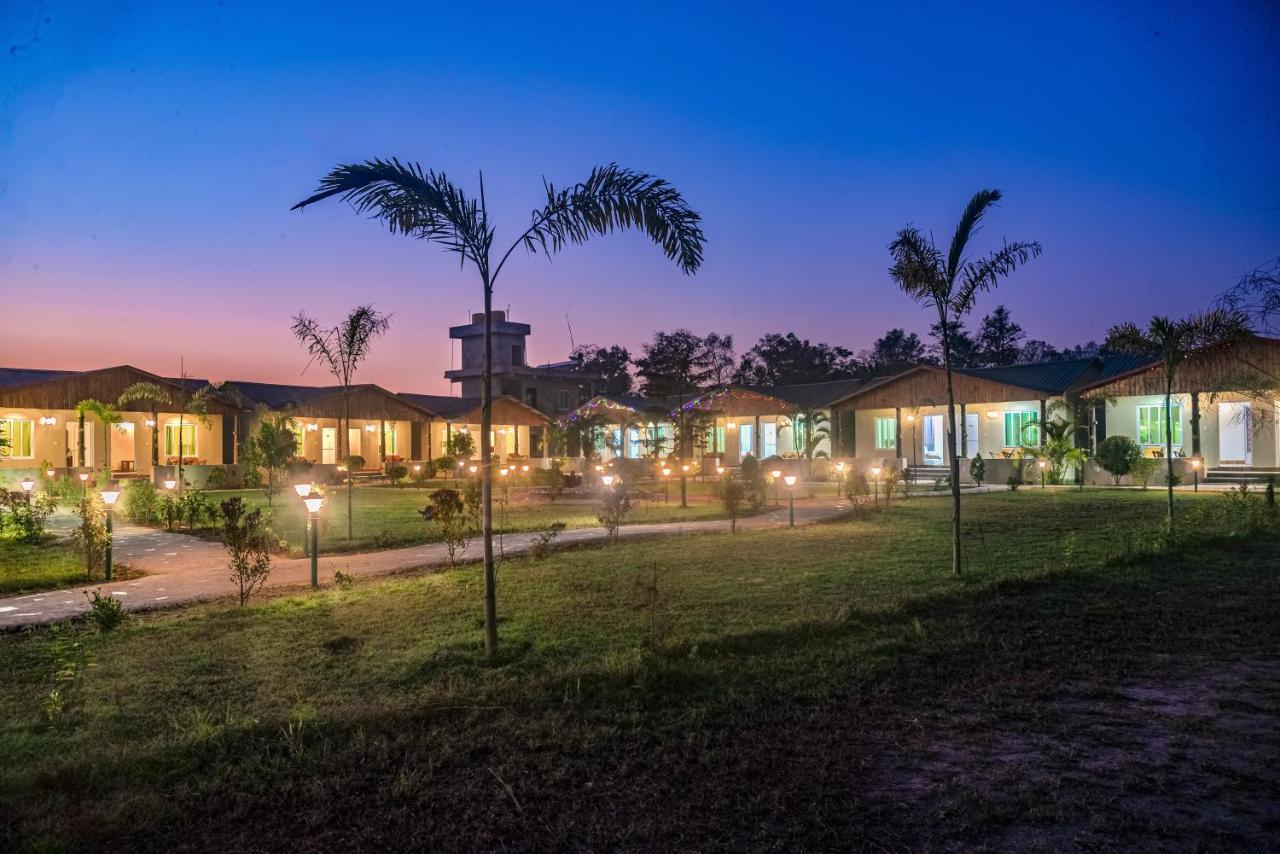 Hotel Greenland Safari Sauraha Ngoại thất bức ảnh