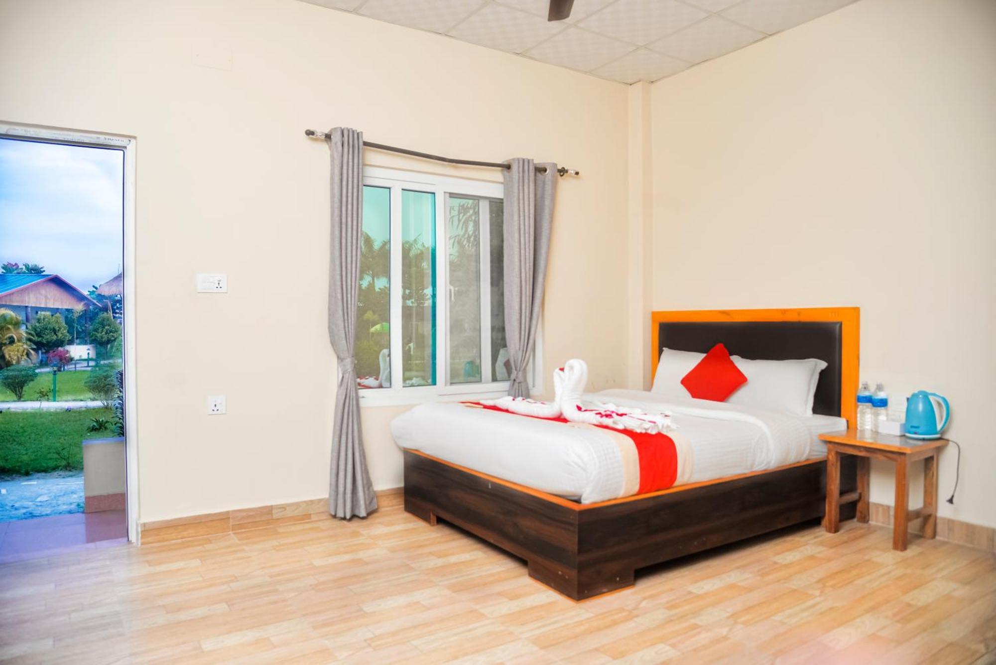 Hotel Greenland Safari Sauraha Ngoại thất bức ảnh