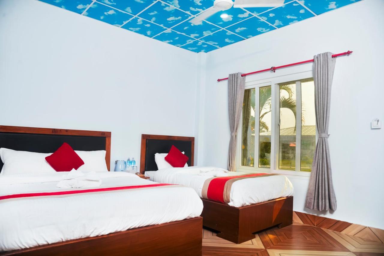Hotel Greenland Safari Sauraha Ngoại thất bức ảnh