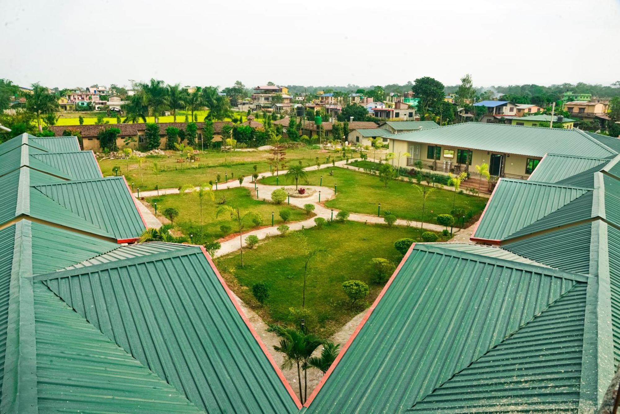 Hotel Greenland Safari Sauraha Ngoại thất bức ảnh