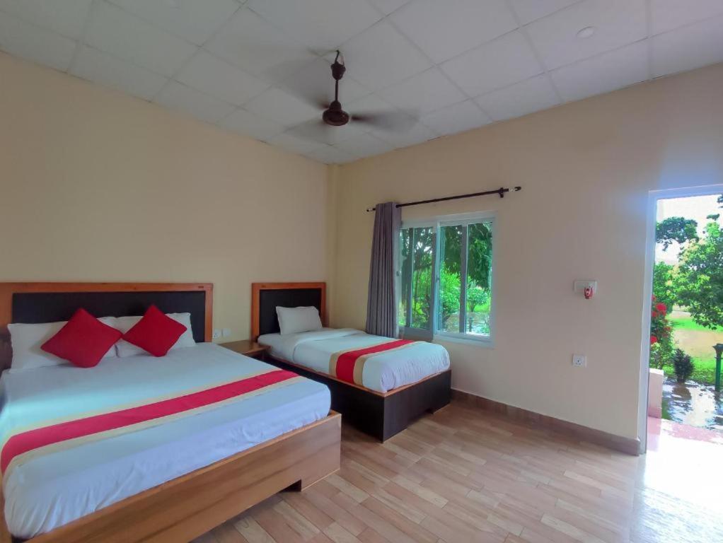 Hotel Greenland Safari Sauraha Ngoại thất bức ảnh