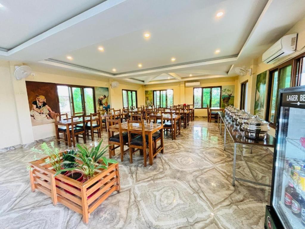 Hotel Greenland Safari Sauraha Ngoại thất bức ảnh