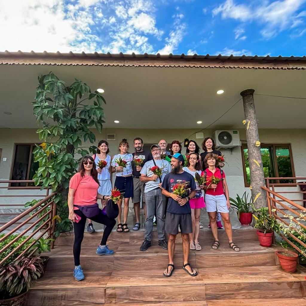 Hotel Greenland Safari Sauraha Ngoại thất bức ảnh