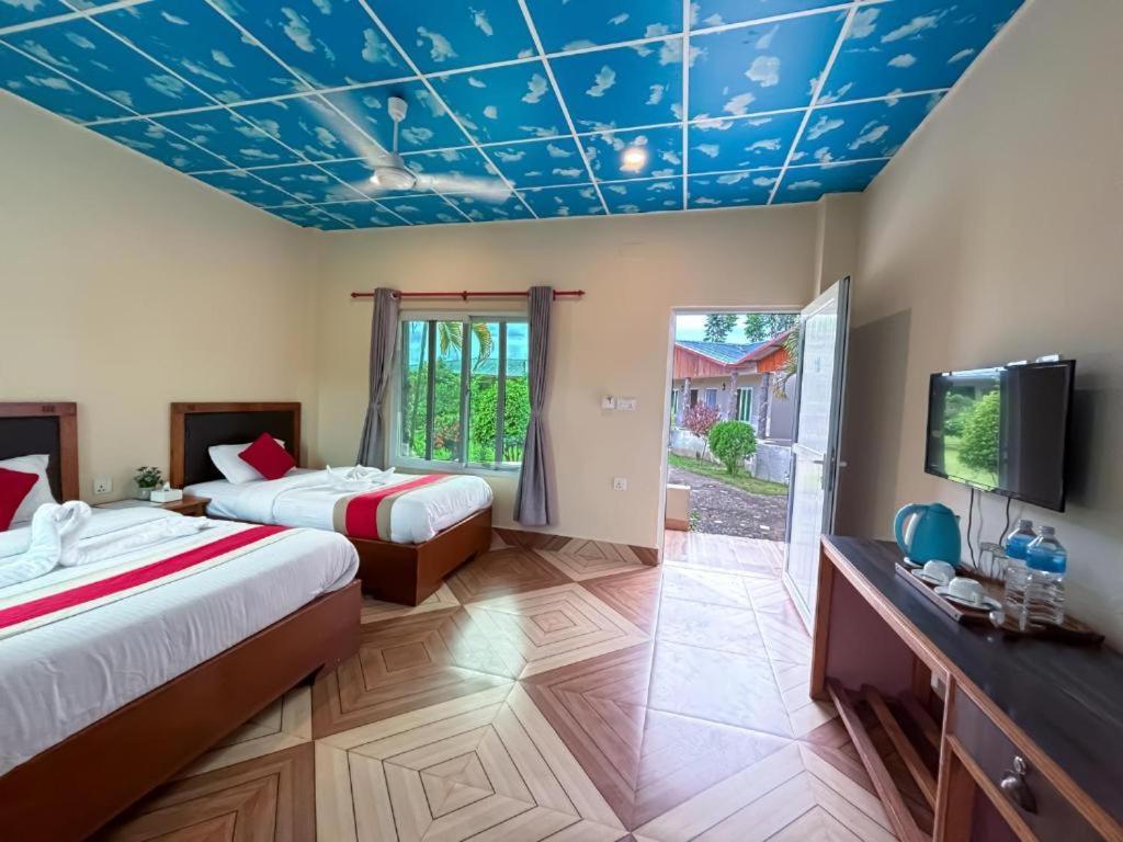 Hotel Greenland Safari Sauraha Ngoại thất bức ảnh