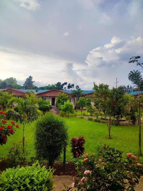 Hotel Greenland Safari Sauraha Ngoại thất bức ảnh