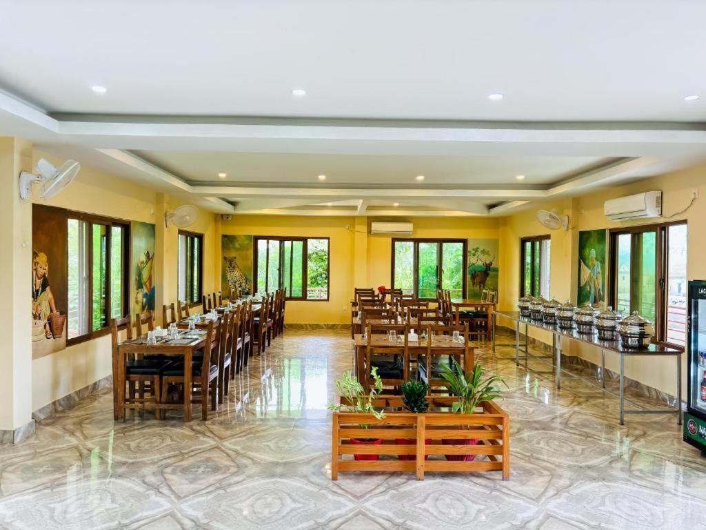 Hotel Greenland Safari Sauraha Ngoại thất bức ảnh